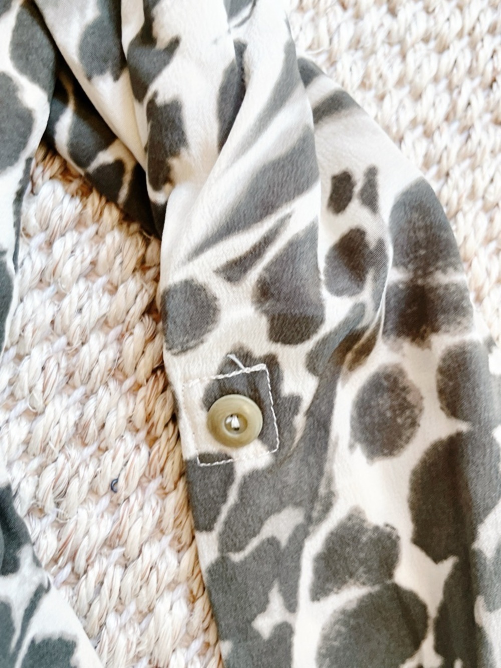 Diane von Furstenberg Silk Leopard Print Blouse Size 8 - Picture 11 of 11